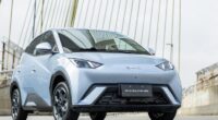 BYD Dolphin Mini estacionado em área urbana, modelo elétrico que integra a estratégia de expansão da montadora no mercado brasileiro