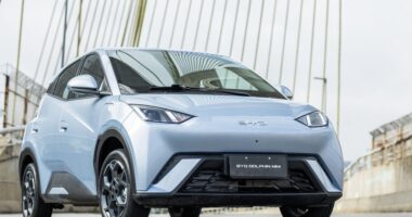 BYD Dolphin Mini estacionado em área urbana, modelo elétrico que integra a estratégia de expansão da montadora no mercado brasileiro