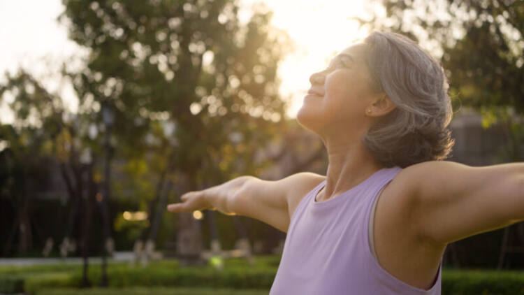 Queda hormonal da menopausa pode afetar músculos, articulações e qualidade de vida Mulher madura em momento de bem-estar ao ar livre. Queda hormonal da menopausa está associada ao aumento de dores musculares e articulares, condição que pode afetar a qualidade de vida e a mobilidade feminina