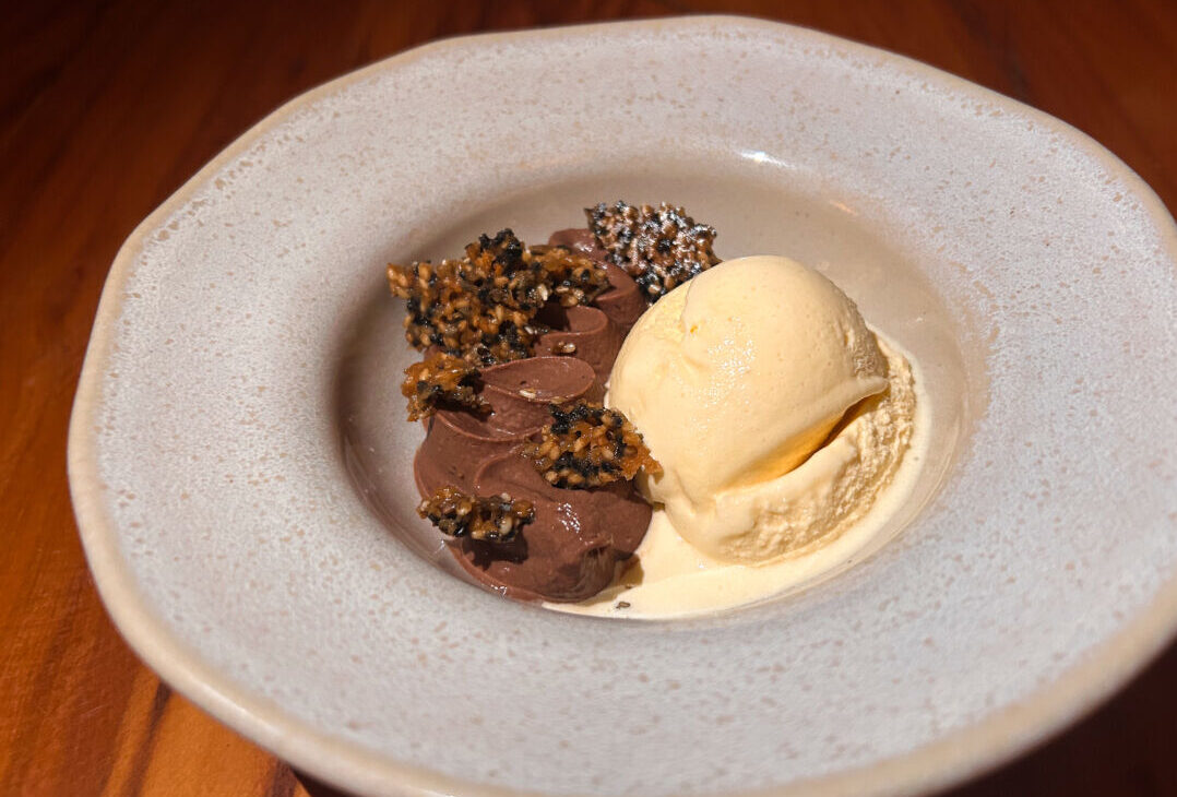 Intensidade de Cogumelos Kanpai Foto Lucas Cotona e Restaurantes de BH no Dia dos Namorados: Sobremesa Intensidade de Cogumelos servida no restaurante Kanpai, em Belo Horizonte, com ganache de shiitake, sorvete e crocante de gergelim, lançada para o Dia dos Namorados