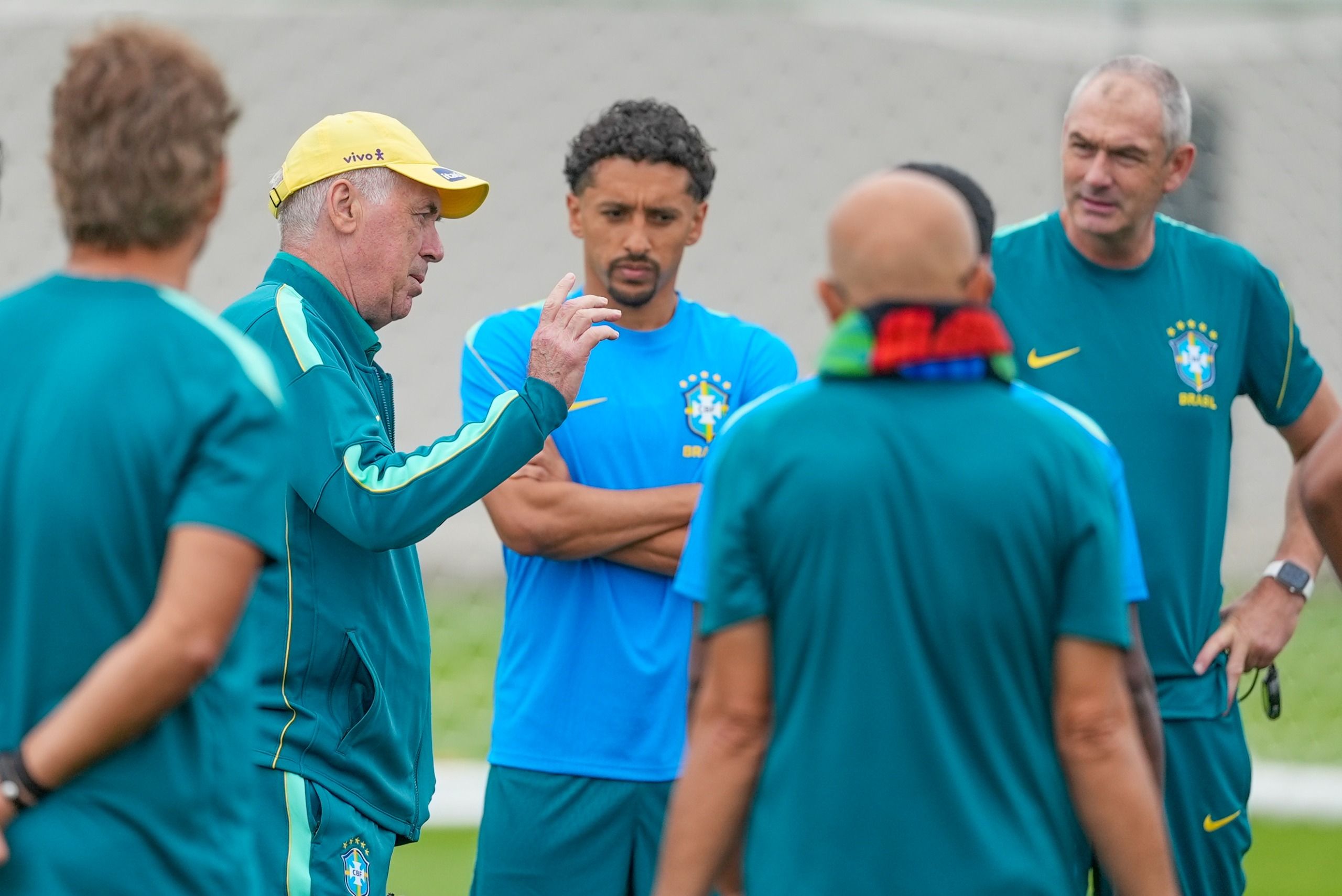 Ancelotti e jogadores conversam durante treino da seleção Ancelotti e jogadores conversam durante treino da seleção
