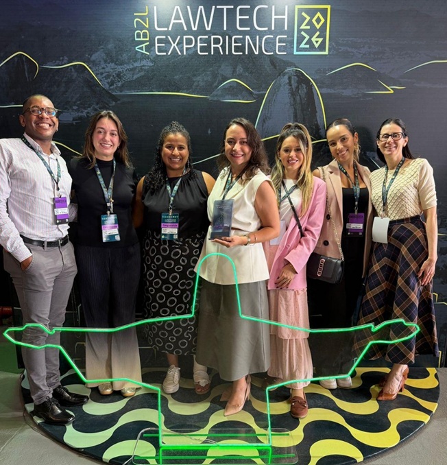 Equipe jurídica da MRV&CO recebe certificação AB2L Infinite de Inovação Jurídica 2026 Profissionais da área jurídica da MRV&CO posam durante evento da AB2L após receberem a Certificação Infinite de Inovação Jurídica 2026, reconhecimento concedido a empresas que investem em tecnologia e modernização de processos jurídicos