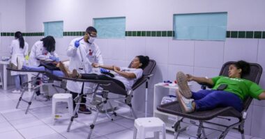 Doadores participam de campanha de coleta de sangue em unidade do Grau Educacional, em Belo Horizonte, durante ação voltada ao reforço dos estoques e à conscientização sobre a importância da doação