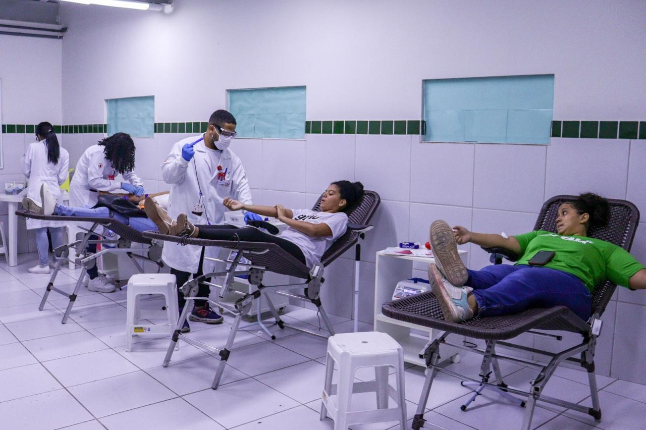 Doadores participam de campanha de coleta de sangue em unidade do Grau Educacional, em Belo Horizonte, durante ação voltada ao reforço dos estoques e à conscientização sobre a importância da doação