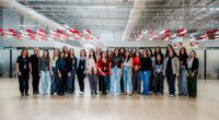 Grupo de mulheres profissionais reunidas no Centro de Engenharia da Wabtec, em Contagem, referência no desenvolvimento de soluções tecnológicas para o setor ferroviário e na ampliação da participação feminina na engenharia