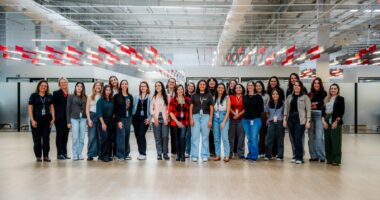 Grupo de mulheres profissionais reunidas no Centro de Engenharia da Wabtec, em Contagem, referência no desenvolvimento de soluções tecnológicas para o setor ferroviário e na ampliação da participação feminina na engenharia