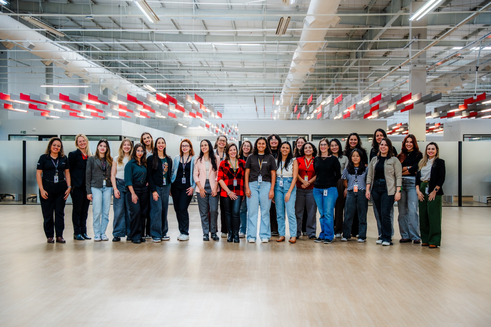 Mulheres ampliam presença na engenharia ferroviária em Minas Gerais Grupo de mulheres profissionais reunidas no Centro de Engenharia da Wabtec, em Contagem, referência no desenvolvimento de soluções tecnológicas para o setor ferroviário e na ampliação da participação feminina na engenharia