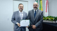 José Avelino de Melo Júnior recebe certificado de posse durante cerimônia da nova diretoria do Crefito-4 MG em Belo Horizonte
