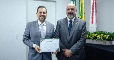 José Avelino de Melo Júnior recebe certificado de posse durante cerimônia da nova diretoria do Crefito-4 MG em Belo Horizonte