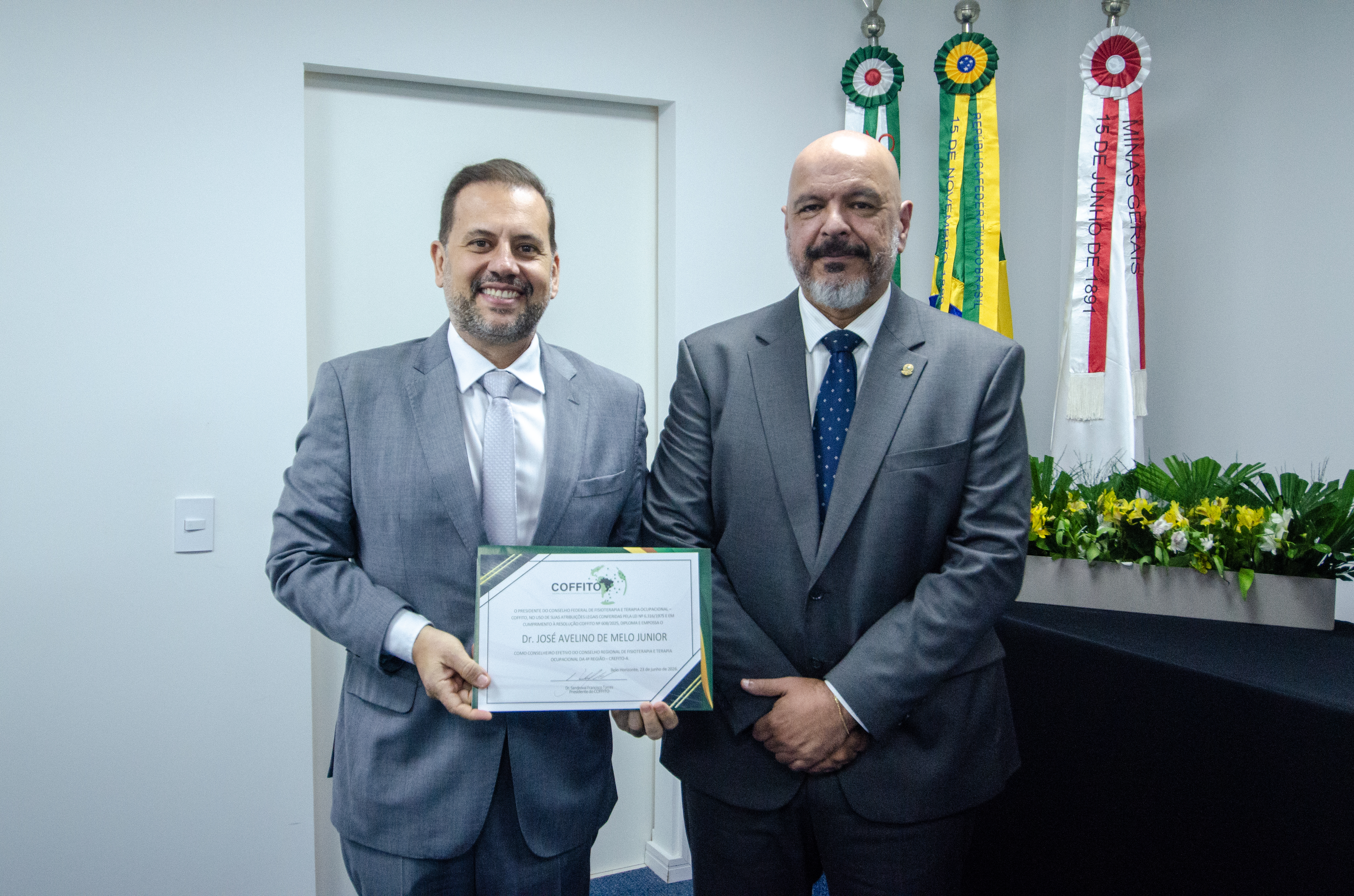 José Avelino de Melo Júnior recebe certificado de posse durante cerimônia da nova diretoria do Crefito-4 MG em Belo Horizonte