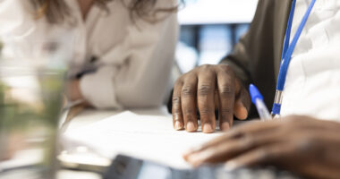 pessoas no banco, escritorio