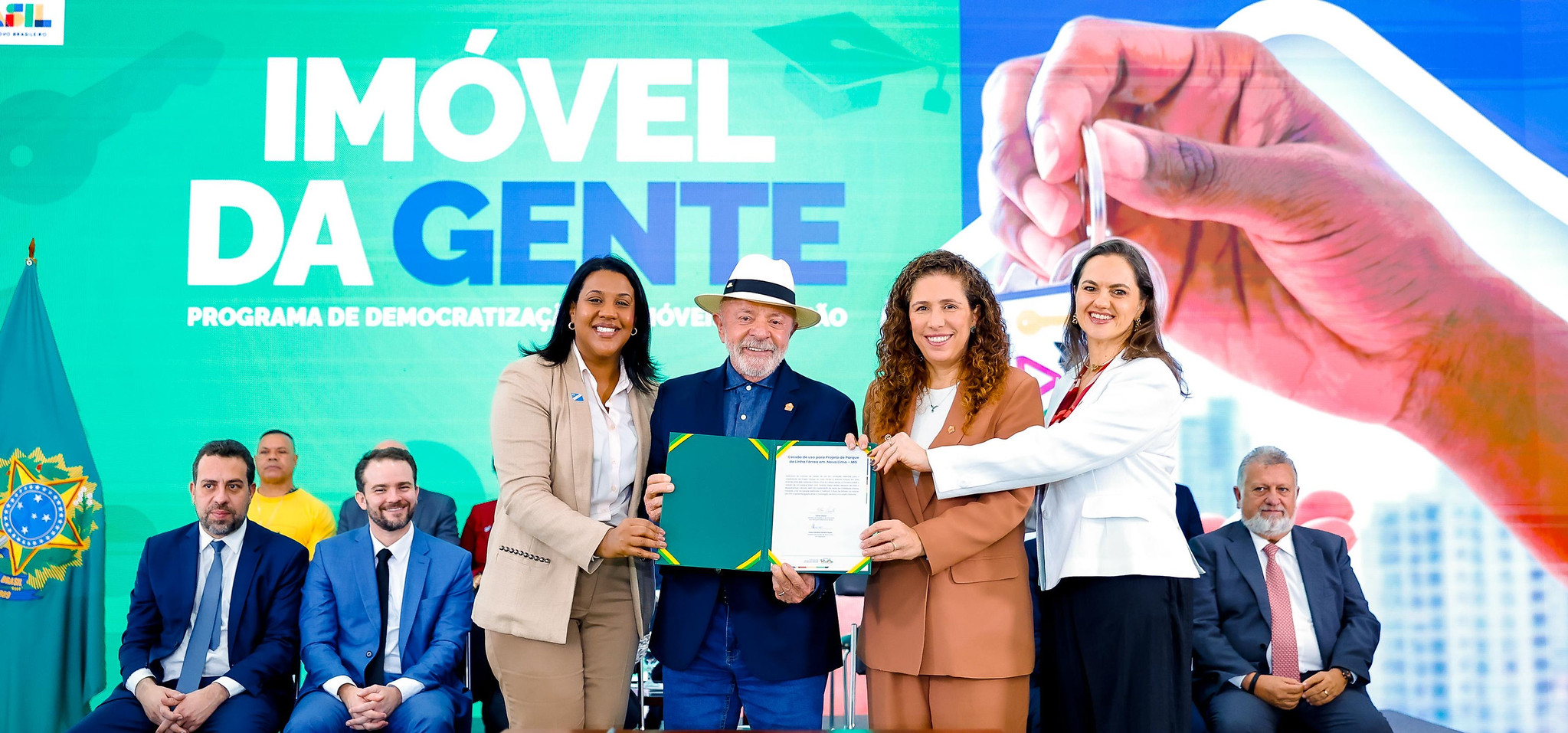 Autoridades federais e representantes de Belo Horizonte e Nova Lima durante cerimônia de cessão da área da antiga linha férrea