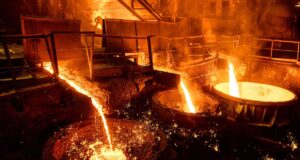 Processo de produção de ferro-gusa em usina siderúrgica de Minas Gerais, setor que acompanha com preocupação a possível ampliação das tarifas de importação pelos Estados Unidos