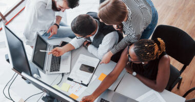 pessoas trabalhando escritório