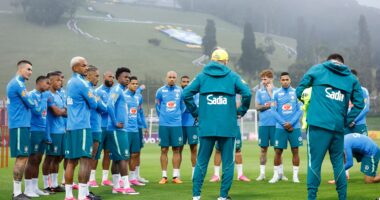 Jogadores da Seleção Brasileira participam de treinamento sob comando de Carlo Ancelotti