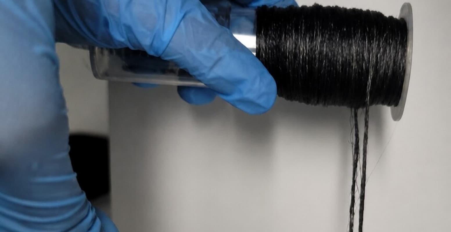 Cabo hibrido desenvolvido no CTNano tem boa qualidade estrutural e pode ser utilizado na aviacao e na industria petroleira Pesquisa de universidade mineira desenvolve cabo híbrido de nanotubos de carbono criado pelo CTNano/UFMG para substituir o cobre em aplicações industriais