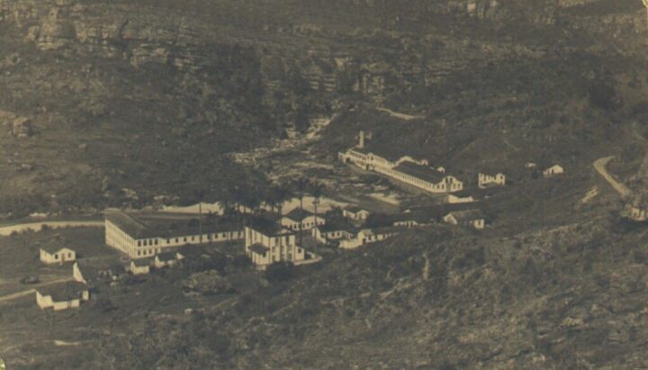 jVmOxUGMhNmNbjSYNWZuYlRWYklYAWbzlGbhmcvpmOwYTMQTMETOyozZwpmLQTOQDMADOzYkMlADOzGdFmRyUCOIDNxVLETLfVLwITLfpDN Vila de Biribiri, em Diamantina, em 1946