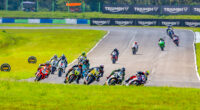 Pilotos disputam posição durante corrida do Moto 1000 GP no Circuito dos Cristais, em Curvelo, durante etapa do Campeonato Brasileiro de Motovelocidade