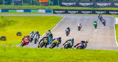Pilotos disputam posição durante corrida do Moto 1000 GP no Circuito dos Cristais, em Curvelo, durante etapa do Campeonato Brasileiro de Motovelocidade
