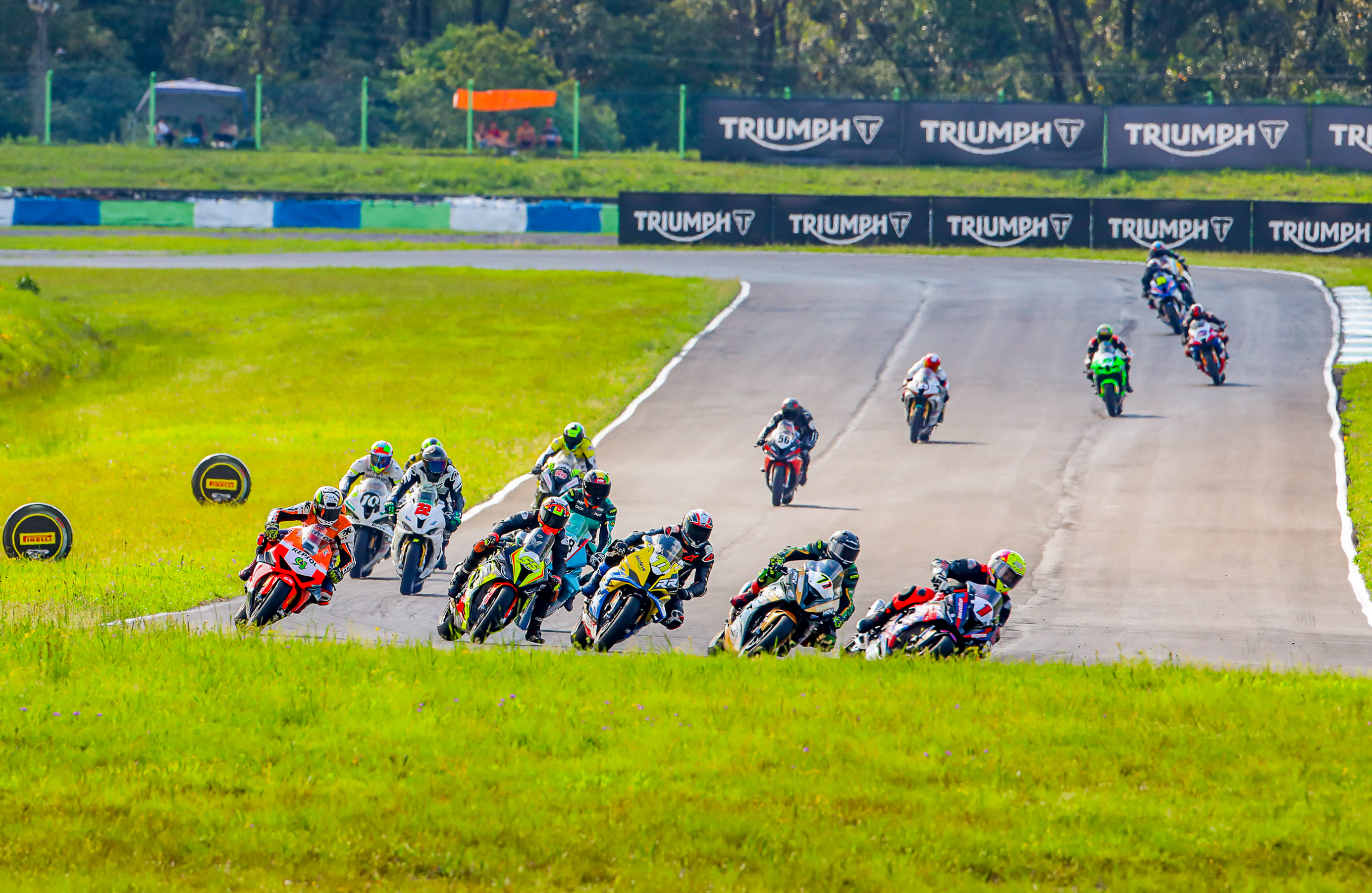 Pilotos disputam posição durante corrida do Moto 1000 GP no Circuito dos Cristais, em Curvelo, durante etapa do Campeonato Brasileiro de Motovelocidade