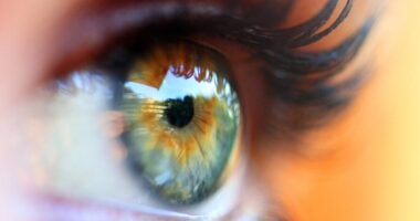 Close de um olho humano destacando a saúde ocular, tema da campanha Julho Turquesa de conscientização sobre a Síndrome do Olho Seco