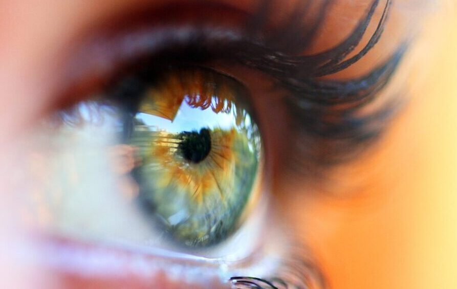 Julho Turquesa alerta para aumento dos casos de olho seco no Brasil Close de um olho humano destacando a saúde ocular, tema da campanha Julho Turquesa de conscientização sobre a Síndrome do Olho Seco