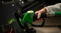Bomba de combustível abastece veículo com gasolina contendo maior percentual de etanol após aprovação da mistura E32 pelo CNPE