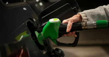 Bomba de combustível abastece veículo com gasolina contendo maior percentual de etanol após aprovação da mistura E32 pelo CNPE