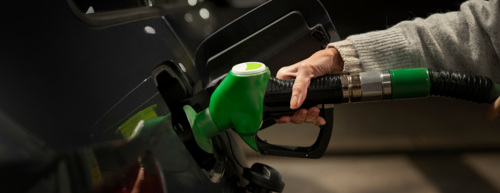 Bomba de combustível abastece veículo com gasolina contendo maior percentual de etanol após aprovação da mistura E32 pelo CNPE