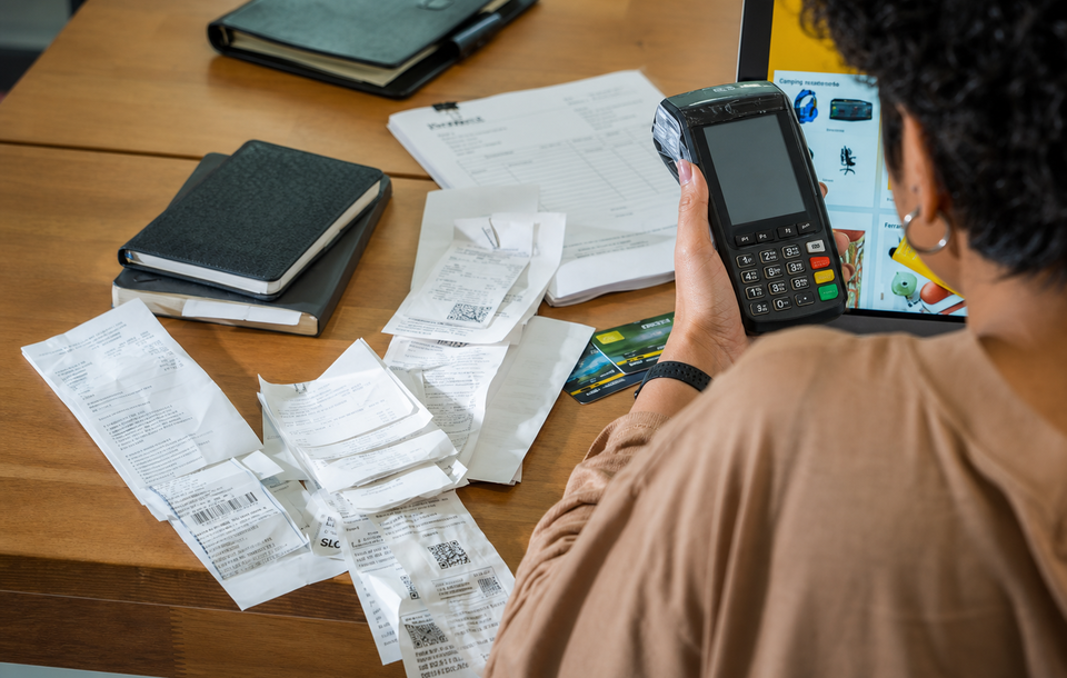 dívida cartão de crédito pessoa fazendo contas consumidor