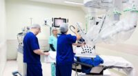 Equipe médica prepara sistema de cirurgia robótica durante procedimento de alta complexidade no Hospital Felício Rocho
