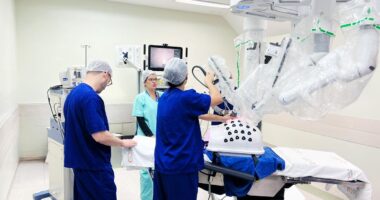 Equipe médica prepara sistema de cirurgia robótica durante procedimento de alta complexidade no Hospital Felício Rocho