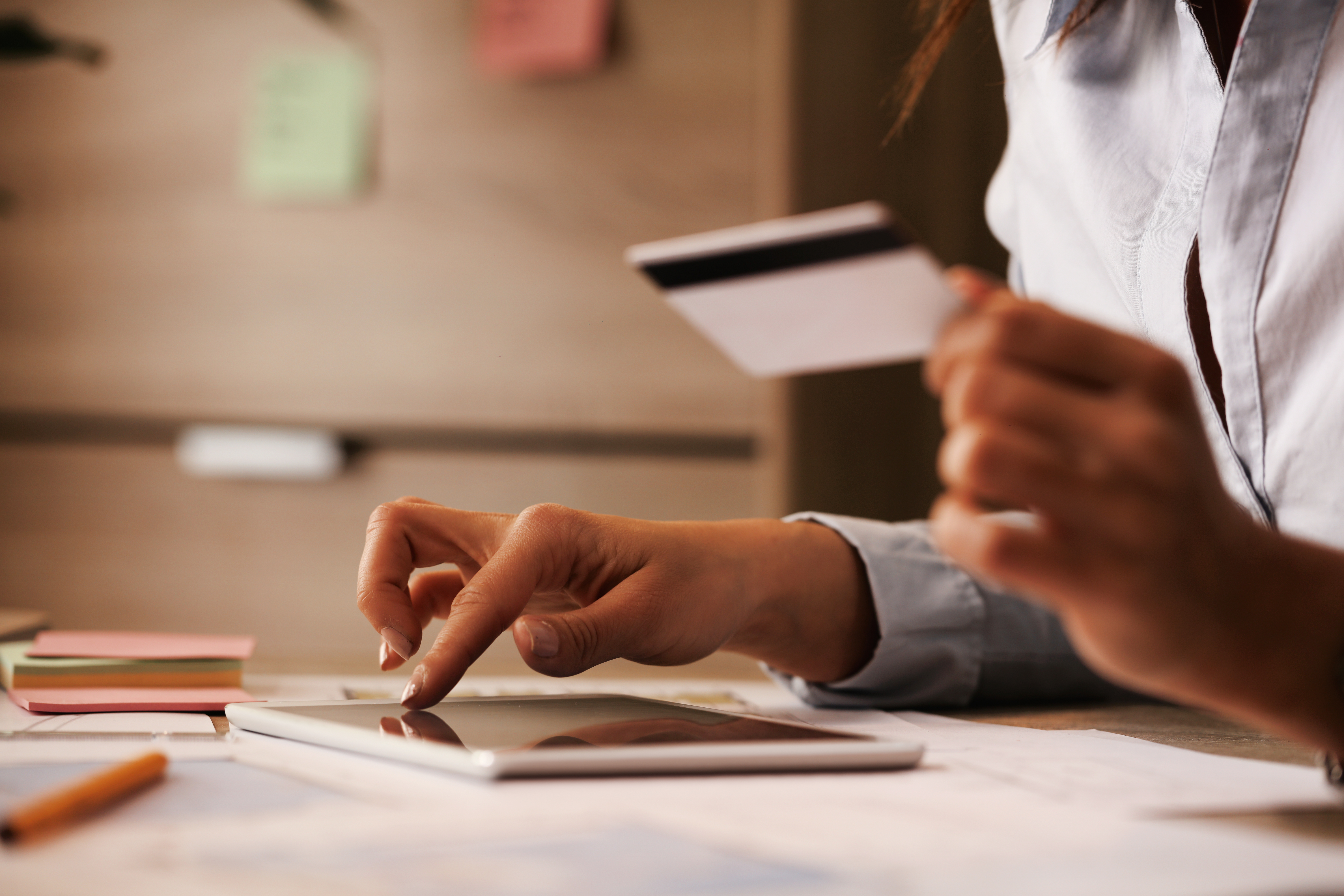 closeup businesswoman using digital tablet credit card while checking her online bank account economia mulher fazendo contas