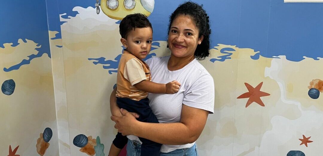 Mãe acompanha tratamento do filho com fissura labiopalatina no Hospital da Baleia Tratamento multidisciplinar beneficia mais de 8 mil pacientes com fissura labiopalatina