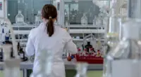 Pesquisadora realiza análises laboratoriais durante estudos sobre doenças infecciosas, reforçando a importância da conscientização sobre as hepatites virais e do diagnóstico precoce