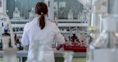 Pesquisadora realiza análises laboratoriais durante estudos sobre doenças infecciosas, reforçando a importância da conscientização sobre as hepatites virais e do diagnóstico precoce