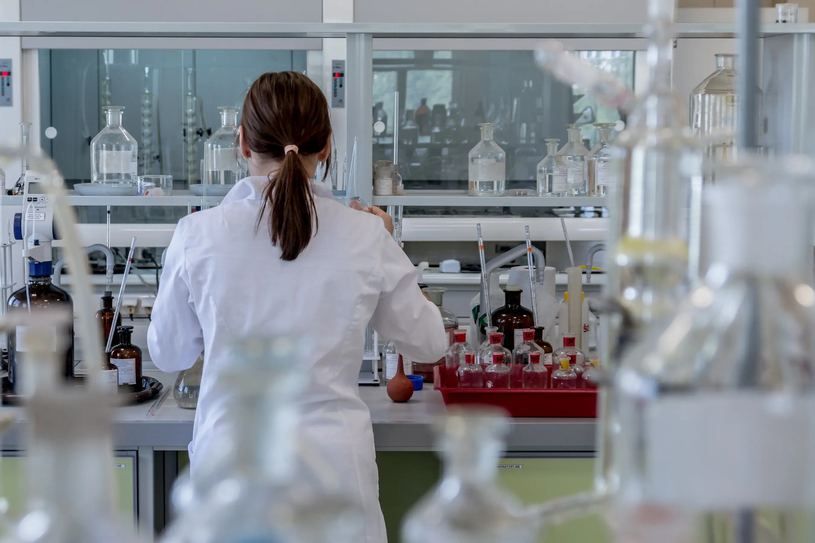 jarmoluk laboratory Pesquisadora realiza análises laboratoriais durante estudos sobre doenças infecciosas, reforçando a importância da conscientização sobre as hepatites virais e do diagnóstico precoce