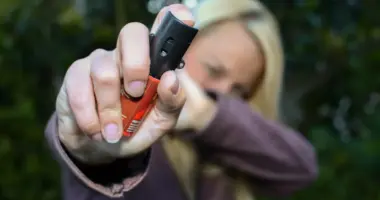 mulher usando spray de pimenta adobestock
