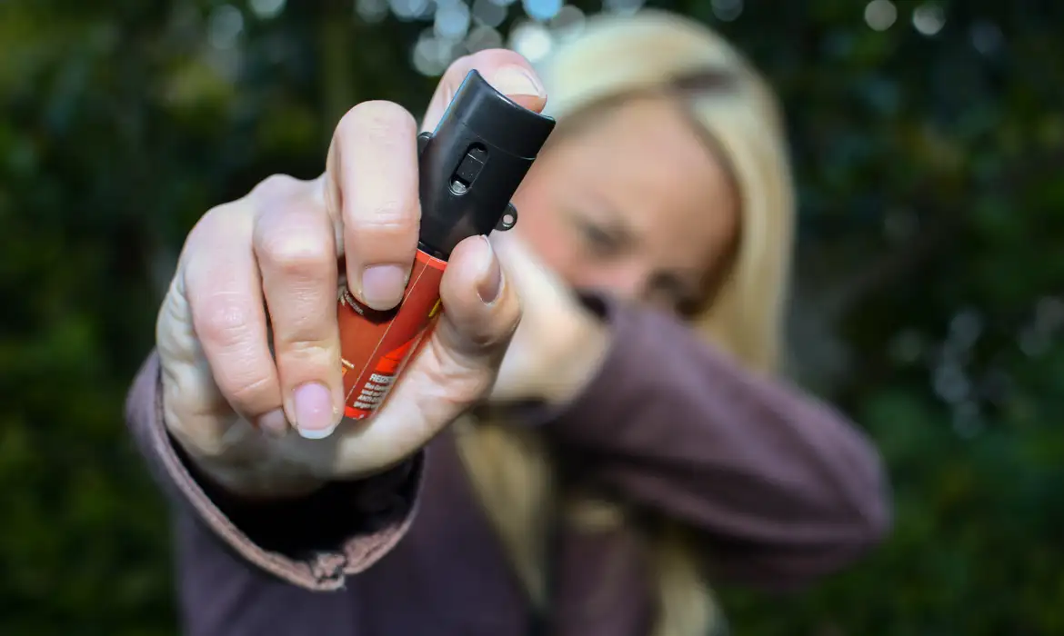 Spray de pimenta pode ser usado por mulheres mulher usando spray de pimenta adobestock