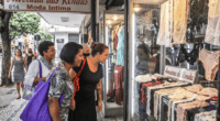 mulheres e famílias olham vitrines na rua reprodução site Fecomércio MG