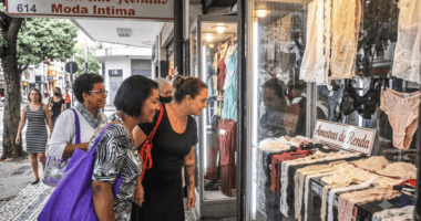 mulheres e famílias olham vitrines na rua reprodução site Fecomércio MG