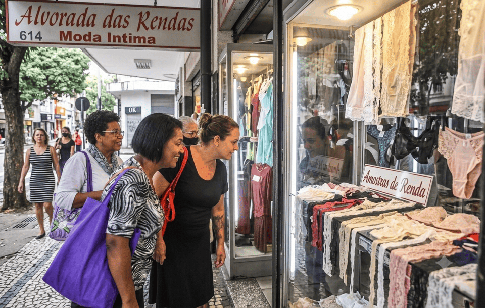 Pesquisa consumo mulheres e famílias olham vitrines na rua reprodução site Fecomércio MG