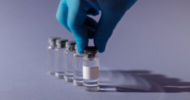 Frascos de vacina e seringa ilustram pesquisa do CTVacinas da UFMG que identificou novos alvos para o desenvolvimento de vacinas contra a malária