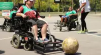 Atleta disputa partida de Power Soccer em cadeira de rodas motorizada durante competição de esporte adaptado em Contagem