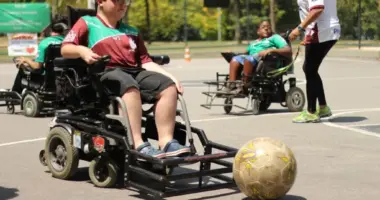 Atleta disputa partida de Power Soccer em cadeira de rodas motorizada durante competição de esporte adaptado em Contagem