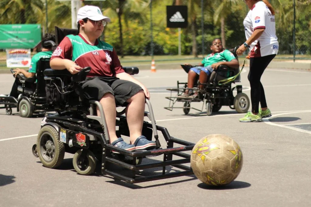 Open de Power Soccer reforça inclusão por meio do esporte adaptado em Contagem Atleta disputa partida de Power Soccer em cadeira de rodas motorizada durante competição de esporte adaptado em Contagem