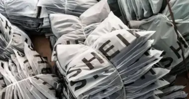Pacotes de compras internacionais aguardam distribuição após aumento das remessas ao Brasil com a suspensão da taxa das blusinhas