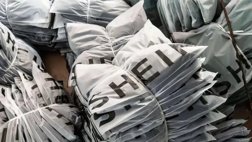 Remessas internacionais crescem após suspensão da taxa das blusinhas Pacotes de compras internacionais aguardam distribuição após aumento das remessas ao Brasil com a suspensão da taxa das blusinhas