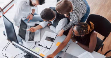 um grupo de pessoas multinacionais ocupadas trabalhando no escritorio