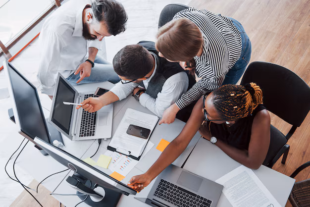 um grupo de pessoas multinacionais ocupadas trabalhando no escritorio um grupo de pessoas multinacionais ocupadas trabalhando no escritorio